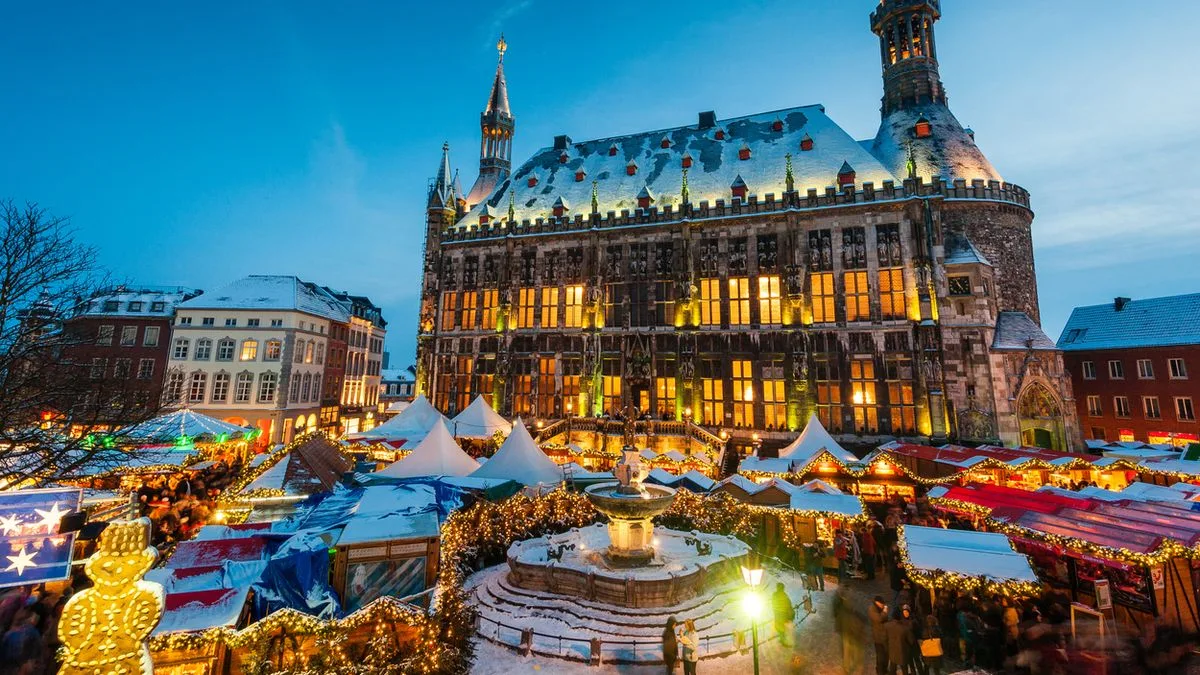 82789c7fdac9-Aachen-Weihnachtsmarkt-Foto-iStock-Jotily Deutschland Aachen Weihnachtsmarkt Foto iStock Jotily