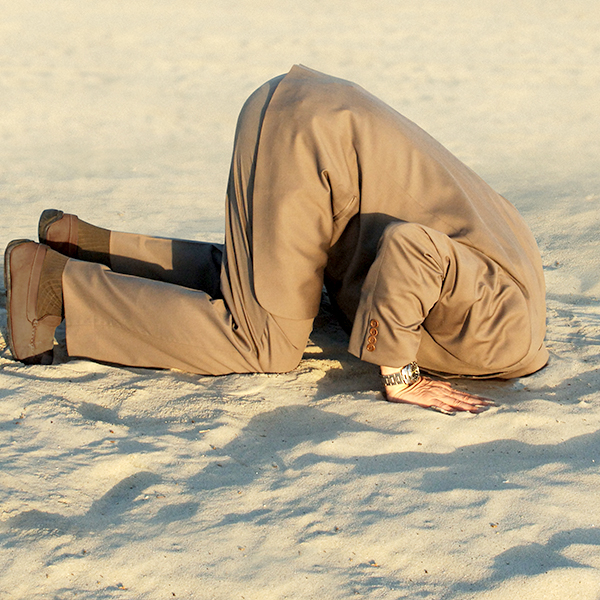 Kopf in den Sand iStock jgroup.jpg