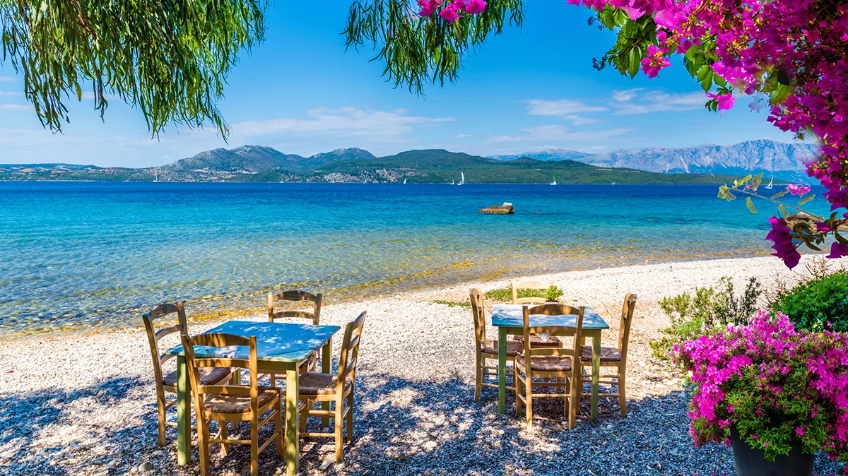 Griechenland Tische am Strand iStock Balate Dorin Griechenland Tische am Strand iStock Balate Dorin