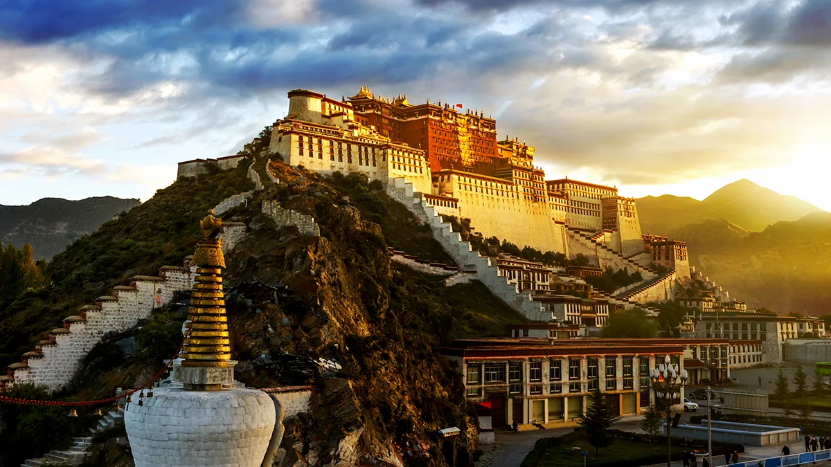 Tibet Lhasa Potala Palast Foto iStock hxdyl Tibet Lhasa Potala Palast Foto iStock hxdyl.jpg