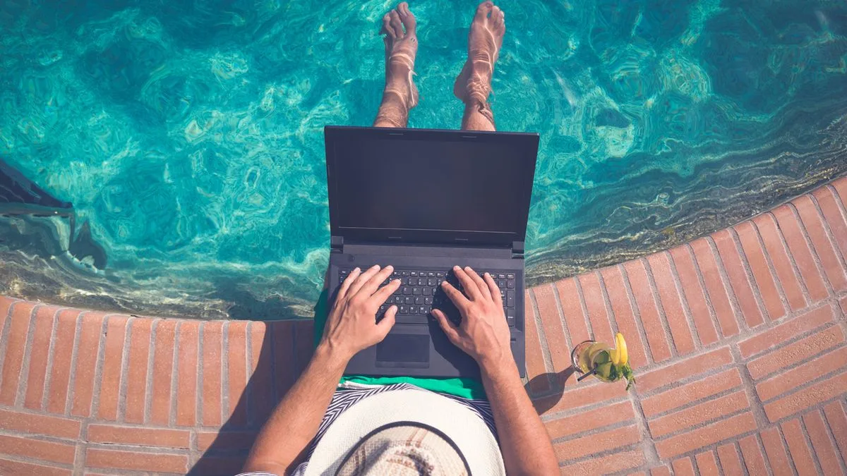 Symbol Arbeit am Pool Workation Laptop Foto iStock Zoff Photo Symbol Arbeit am Pool Workation Laptop Foto iStock Zoff Photo
