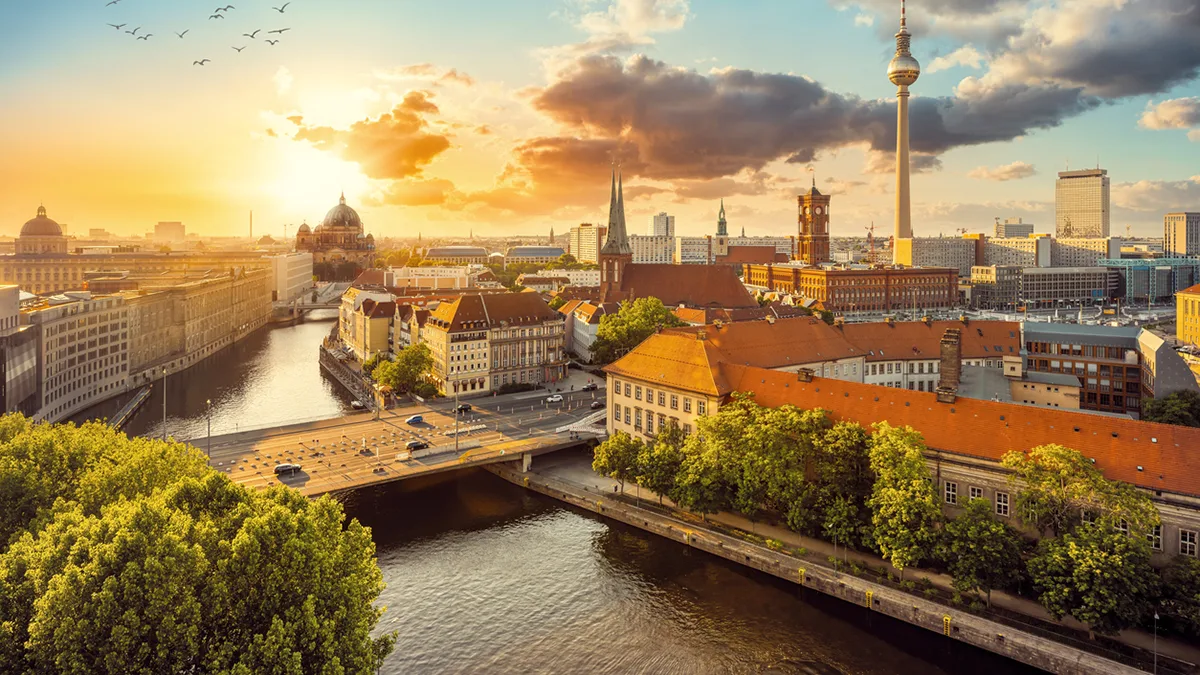 953429885b01-Deutschland-Berlin-Panorama-Mitte-iStock-frankpeters Deutschland Berlin Panorama Mitte iStock frankpeters.jpg