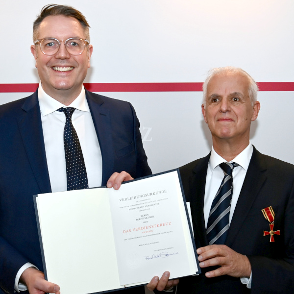 Meurer Bernd BPA Minister Schweitzer Bundesverdienstkreuz.jpg