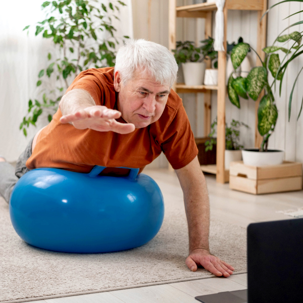 Alter Mann Training Ball Computer iStock Marina Demidiuk.jpg