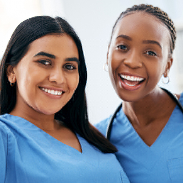 Pflegekräft junge Frauen Ausland iStock PeopleImages.jpg
