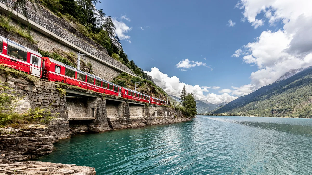 7f0b0169735c-bahn_erlebnisreisen_bernina_express_schweiz_lago_di_poschiavo Ameropa Bahnreisen Schweiz