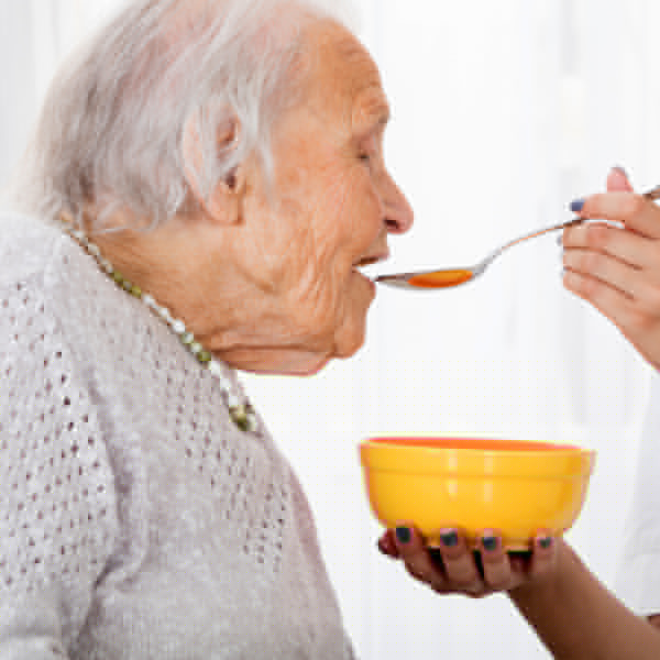 Alte Frau Essen anreichen iStock AndreyPopov.jpg