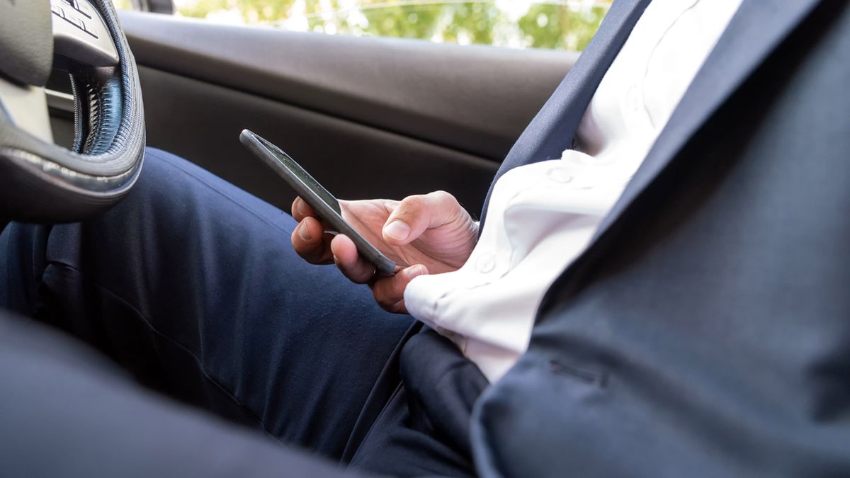 Handy Auto Telefon Foto iStock Yevtony