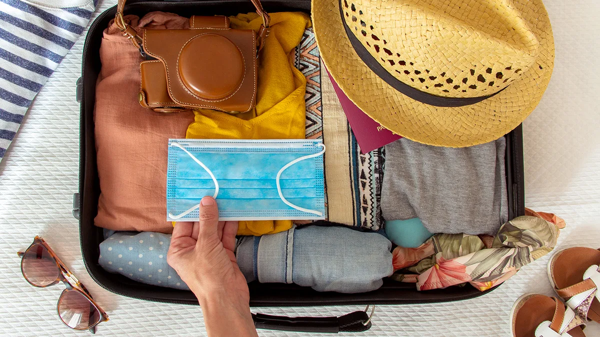 Koffer packen Maske Foto iStock Violeta Carlos Koffer packen Maske Foto iStock Violeta Carlos.jpg