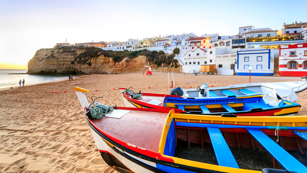 Portugal Algarve Carvoeiro Strand Boote iStock Eunika Sopotnicka