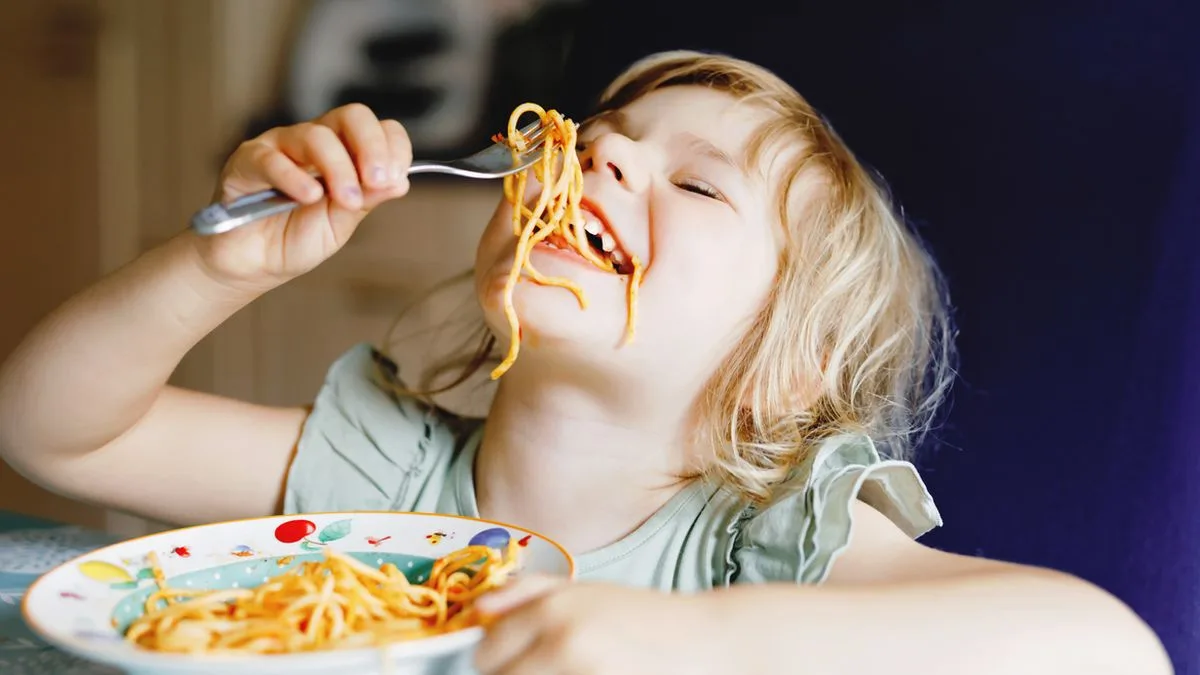 Nudeln Pasta Kind Kinder Foto iStock romrodinka Nudeln Pasta Kind Kinder Foto iStock romrodinka