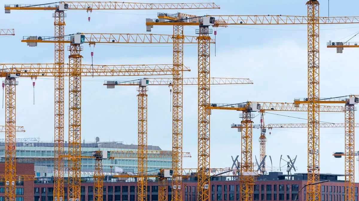 Baustelle Kräne Hotelbau Foto iStock ralfgosch Baustelle Kräne Hotelbau Foto iStock ralfgosch