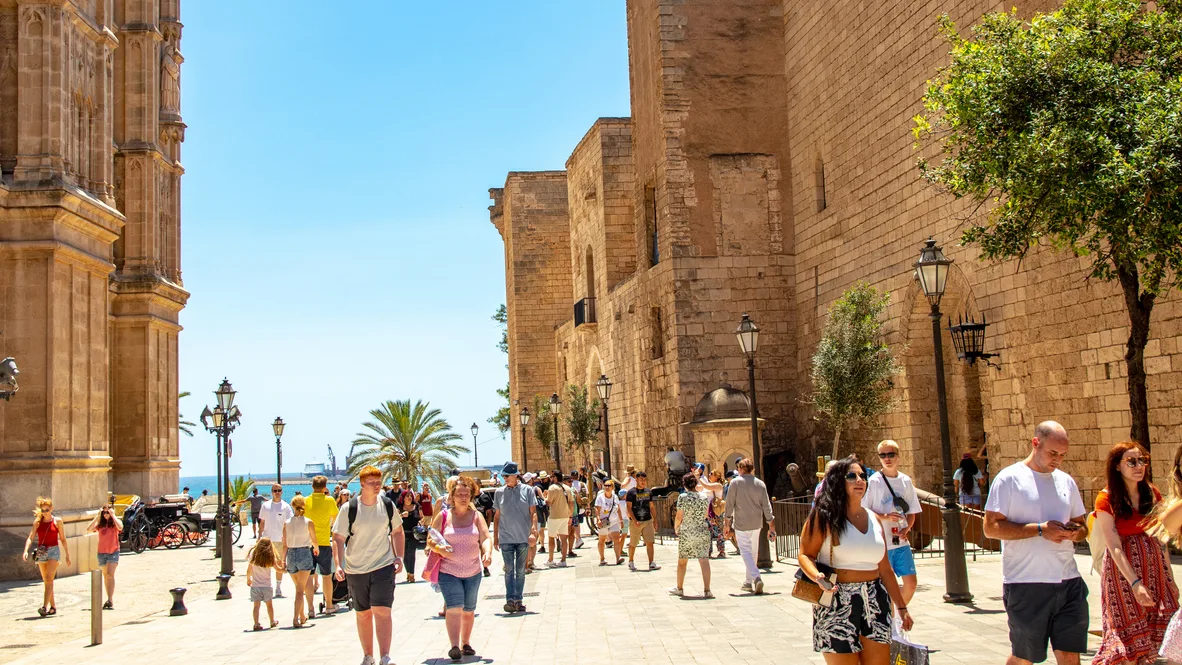 f10918ed4c82-iStock-1451467857 Touristen, die die Kathedrale der Heiligen Maria in Palma de Mallorca besichtigen, Balearische Inseln