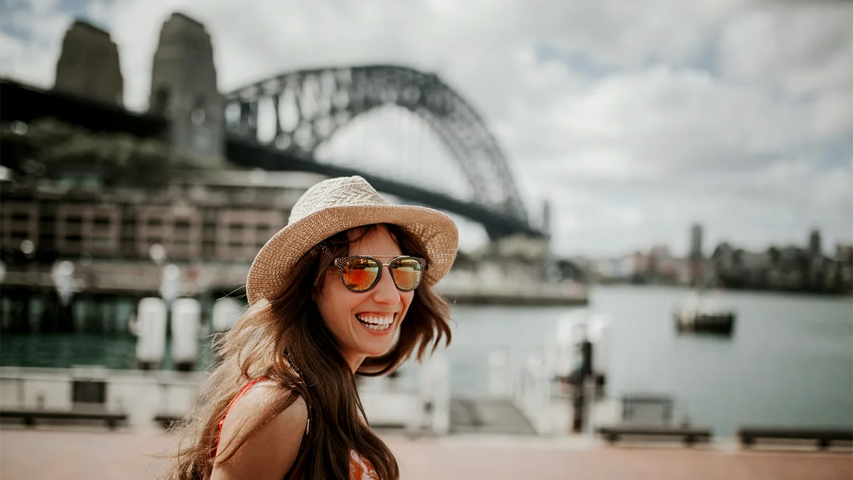 Australien Sydney Frau von Hafenbrücke Foto iStock Daviles Australien Sydney Frau von Hafenbrücke Foto iStock Daviles.jpg