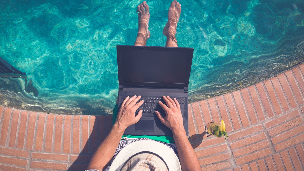 Symbol Arbeit am Pool Workation Laptop Foto iStock Zoff Photo