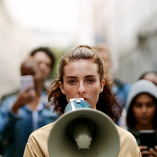 Protest Frau Megafon Foto iStock jacoblund.jpg