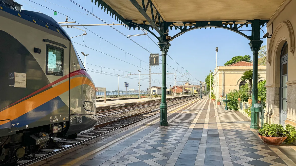 8f217428c948-Bahnhof-Sizilien Bahnhof Sizilien