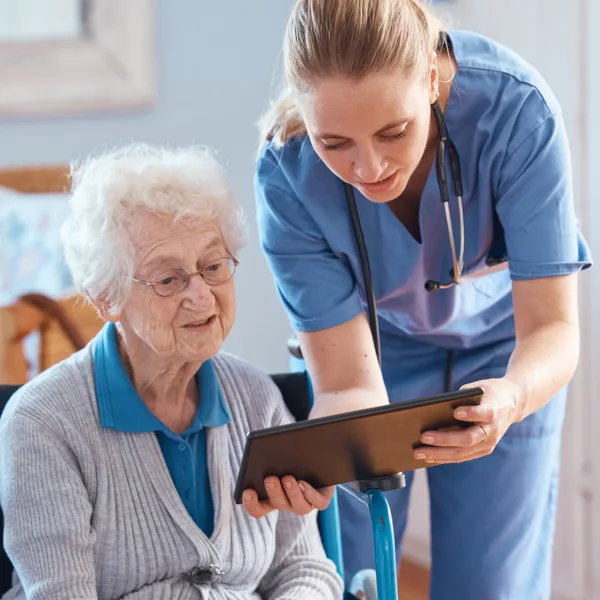 5e16f3c8f500-Pflegekraft-TAlte-Frau-ablet-Datenschutz-iStock-PeopleImages Pflegekraft Alte Frau tablet Datenschutz iStock PeopleImages.jpg