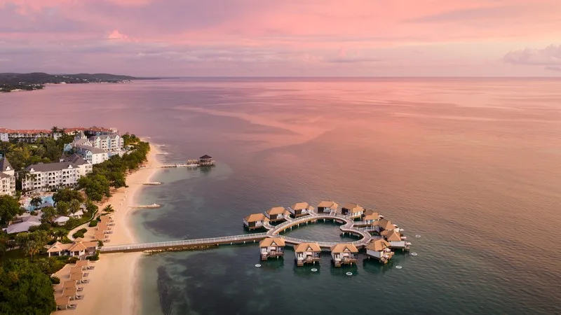 Sandals Companyweek Freitag Sandals South Coast Jamaika Overwater Villen Die Blue Mahoe Overwater Butler Villas im Sandals South Coast liegen direkt über dem Karibischen Meer und bieten Paaren ein besonders exklusives Urlaubserlebnis inklusive Butler Service.