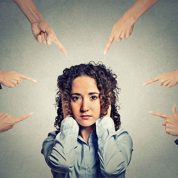 Außenseiter Frau Fingerzeig Leiharbeit iStock SIphotography