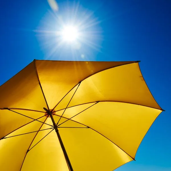 Hitzeschutz Hitze Sonnenschirm Foto iStock grafxart8888
