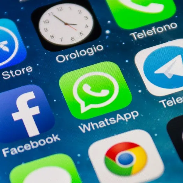 Gespeichertes Bild in Feld 'Bild' Whatsapp Facebook App Social Media Symbol Foto istock mattia marasco