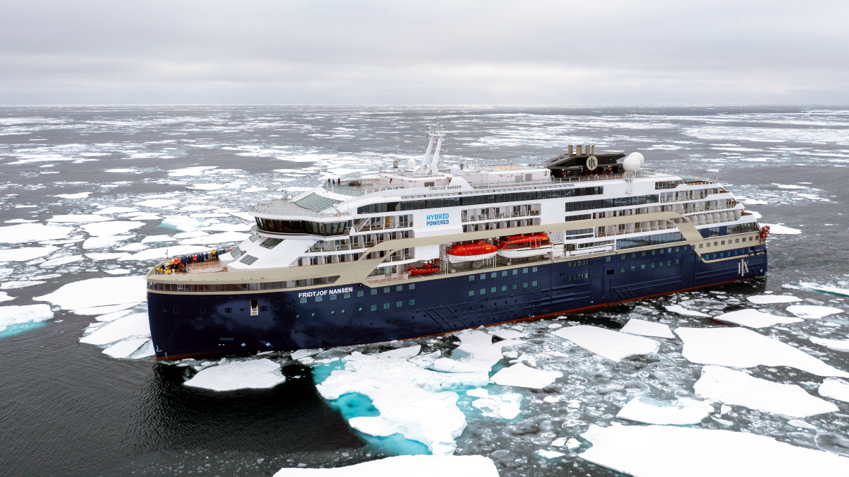HX Expeditions Fridtjof Nansen im Eis.jpg