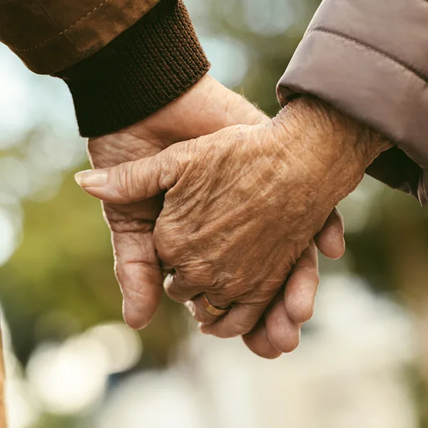 2b92e7f4ddf5-Liebe-Haende-halten-iStock-jacoblund Liebe Hände halten iStock jacoblund.jpg