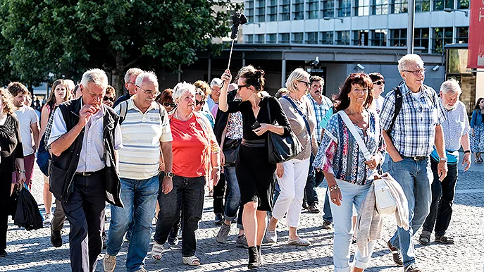 Reiseleiter mit Gruppe Foto iStock krblokhin Reiseleiter mit Gruppe Foto iStock krblokhin
