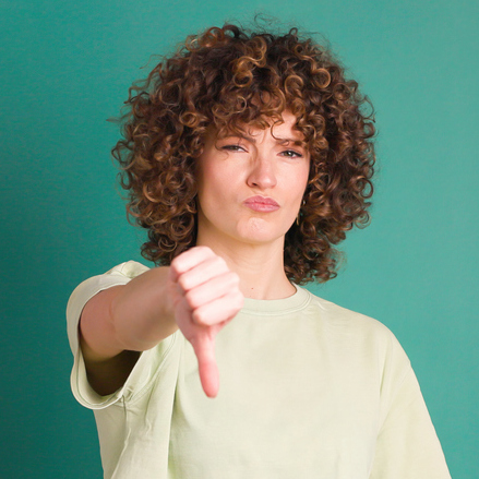 Frau Daumen runter Scheitern iStock Daniel Megias.jpg