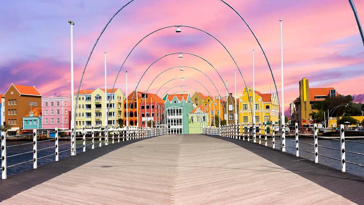 Curacao Willemstad Pantoon Bridge Foto iStock elvirkin Curacao Willemstad Pantoon Bridge Foto iStock elvirkin