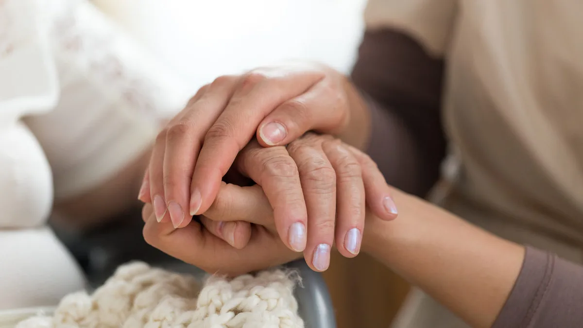 Hand halten Empathie Sterbebegleitung Palliativ Palliativpflege Die Palliativversorgung im Pflegeheim hat für Bewohner und Kassen gleichermaßen Vorteile