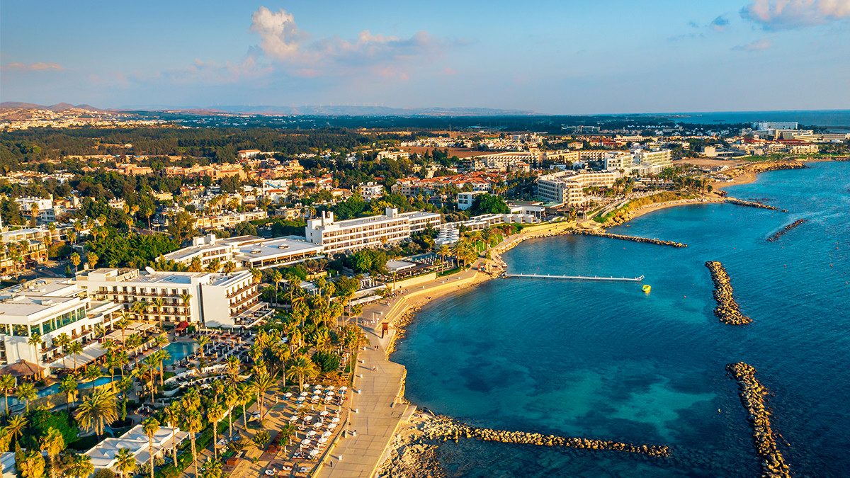 Zypern Paphos Hotels Küste Luftaufnahme Foto iStock DedMityay.jpg