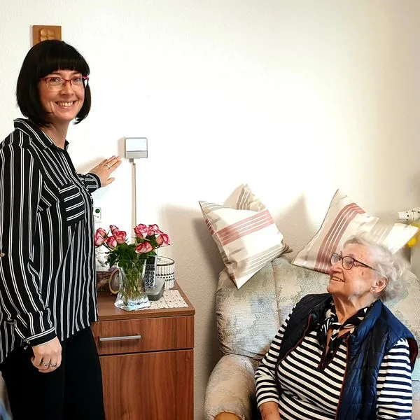 K&S Seniorenresidenz Rodewisch Akustisches Monitoring Residenzleitung Anke Bausdorf und Bewohnerin Foto K&S Gruppe