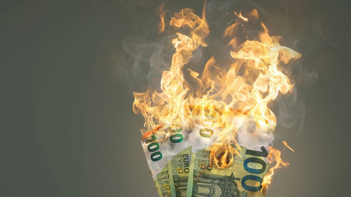 Inflation Geld verbrennen Foto iStock photoschmidt Inflation Geld verbrennen Foto iStock photoschmidt