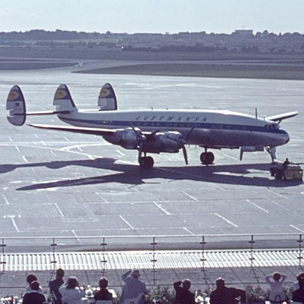 Lufthansa Retro historisch Lockheed Foto iStock Atlantic Kid quadrat Lufthansa Retro historisch Lockheed Foto iStock Atlantic Kid quadrat