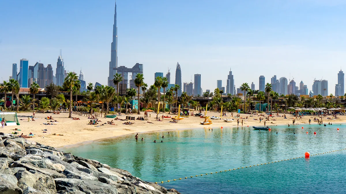 Dubai Strand mit Wolkenkratzern Foto iStock Dubai Strand mit Wolkenkratzern Foto iStock.jpg