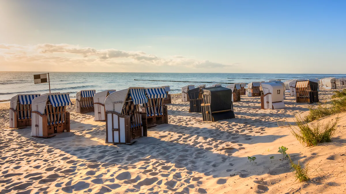 Deutschland Strand Strandkörbe Ostsee Foto iStock mije_shots Deutschland Strand Strandkörbe Ostsee Foto iStock mije_shots