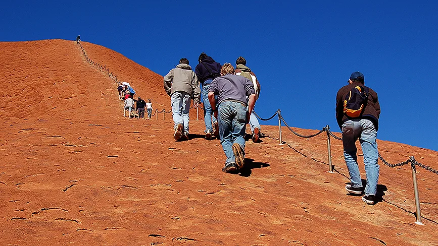 Australien_Leute klettern auf Ayers Rock_Foto Thomas Hartung Australien_Leute klettern auf Ayers Rock_Foto Thomas Hartung