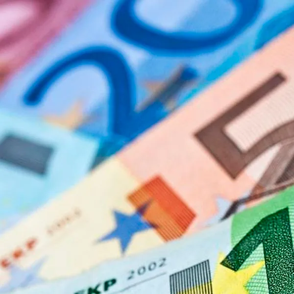 Geld Euroscheine Quadrat Foto iStock Delpixart Geld Euroscheine Quadrat Foto iStock Delpixart