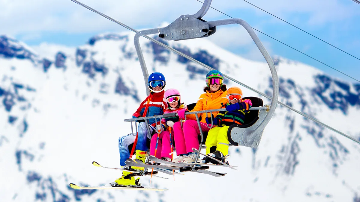 Schweiz Alpen Skifahren Lift Familie Foto iStock FamVeld Schweiz Alpen Skifahren Lift Familie Foto iStock FamVeld.jpg