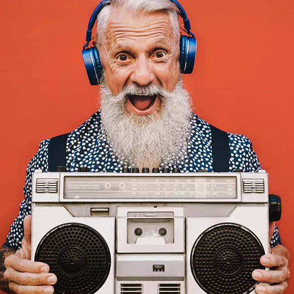 Alter Mann Hipster Musik Kofferradio iStock Alessandro Biascioli.jpg