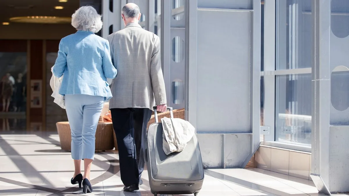 Best Ager Reise koffer Foto iStock alotofpeople Best Ager Reise koffer Foto iStock alotofpeople