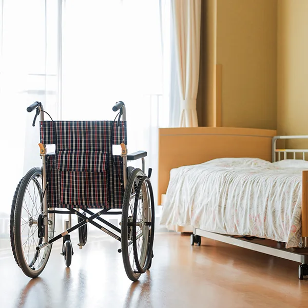 Pflegeheim Rollstuhl und Bett Foto iStock byryo Pflegeheim Rollstuhl und Bett Foto iStock byryo.jpg