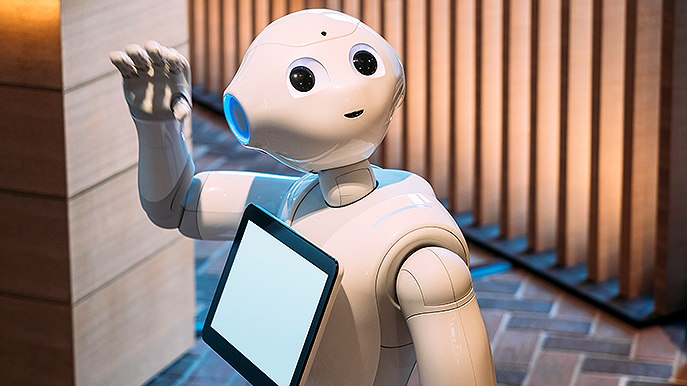 Roboter mit Tablet Künstliche Intelligenz Foto iStock VTT-Studio.jpg