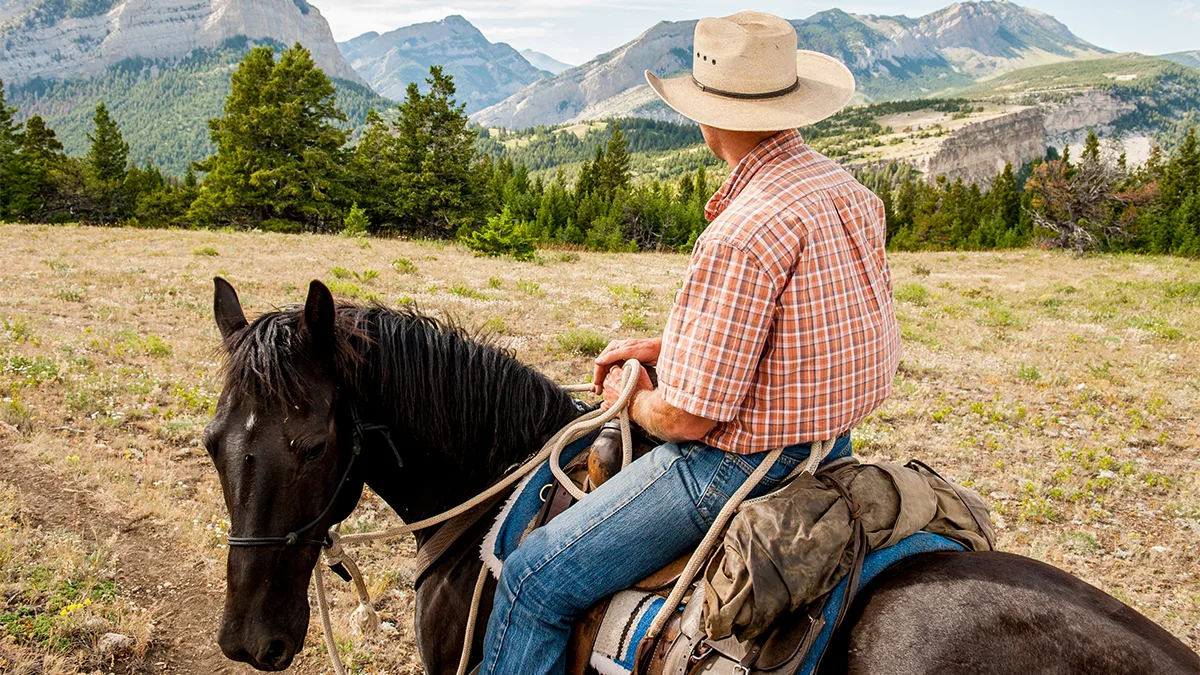 USA Montana Cowboy im Sattel Rocky Mountain Front Foto Montana Office of Tourism USA Montana Cowboy im Sattel Rocky Mountain Front Foto Montana Office of Tourism