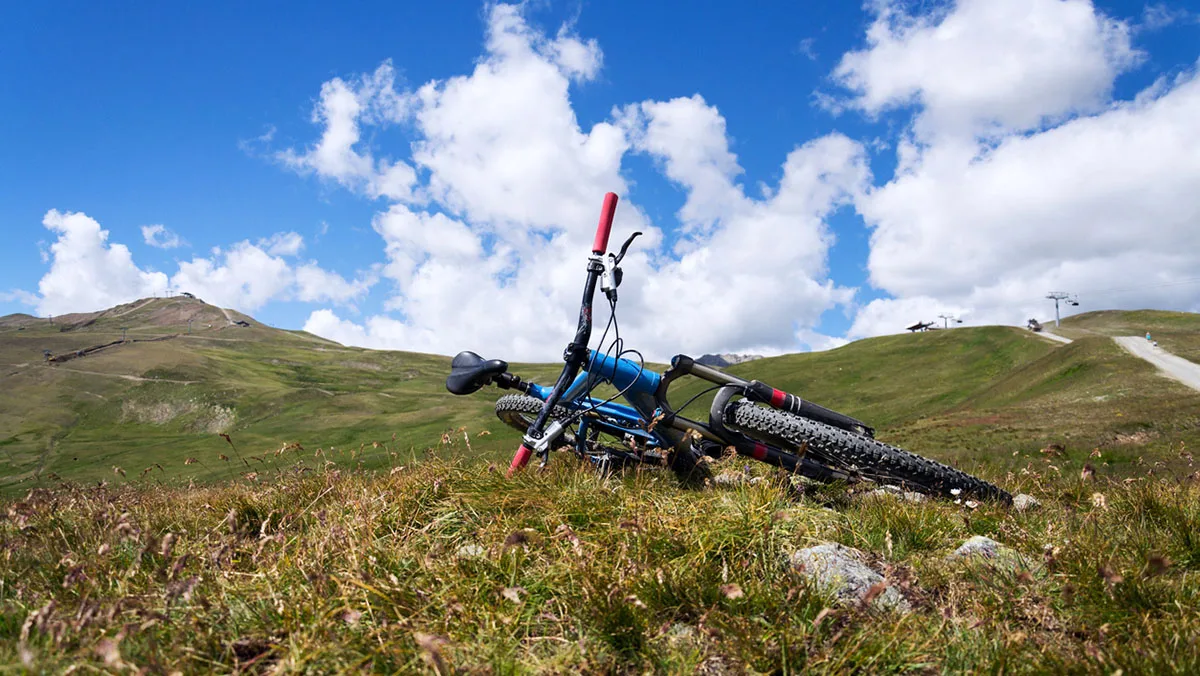 Mountainbike liegend iStock josefkubes-1151118857 Mountainbike