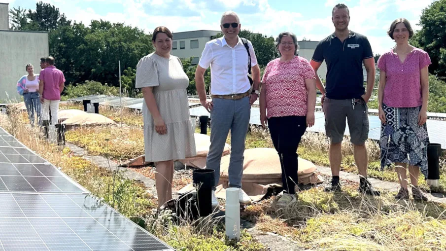 Photovoltaikanlage Pflegeheime Esslingen Für die Finanzierung haben die Pflegeheime Esslingen extra eine eigenen Betrieb gegründet, Thio Naujoks (2.v.l.)