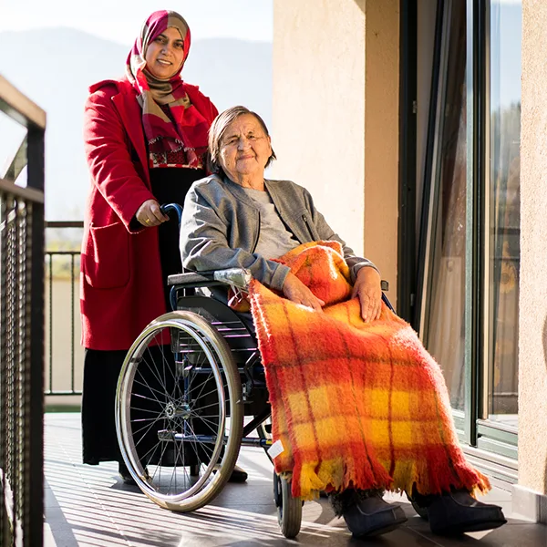 Muslimische Pflegekraft Frau Rollstuhl Foto iStock Zurijeta.jpg