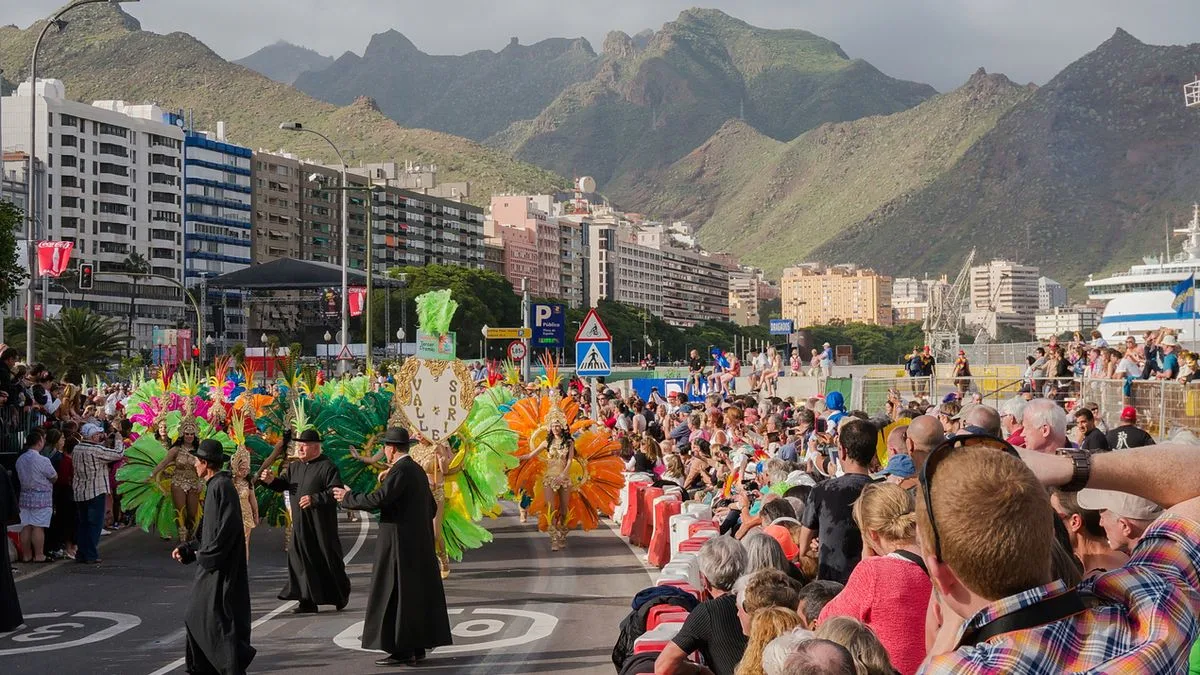 d2c4ff0ded58-Teneriffa-Santa-Cruz-Karneval-Foto-iStock-Svetlana-Popova Teneriffa Santa Cruz Karneval Foto iStock Svetlana Popova